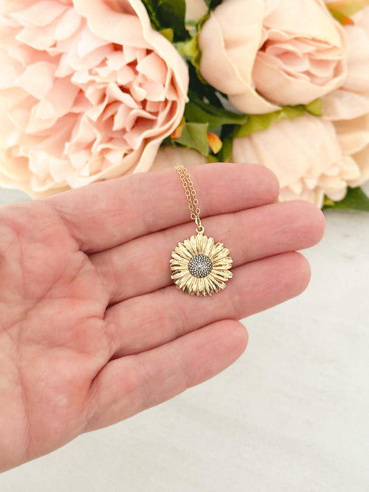 Gold Daisy Necklace